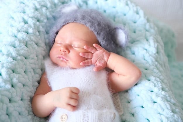 Hermoso bebé recién nacido duerme en un sombrero de ratón