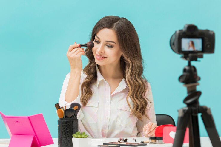Foto hermoso blogger grabando video de maquillaje