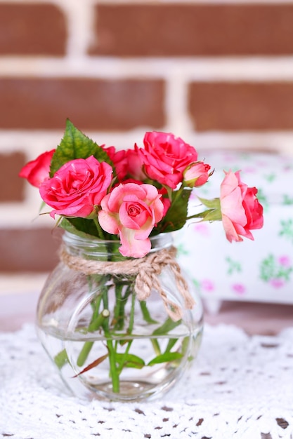 Hermoso bodegón con pequeñas rosas rosadas