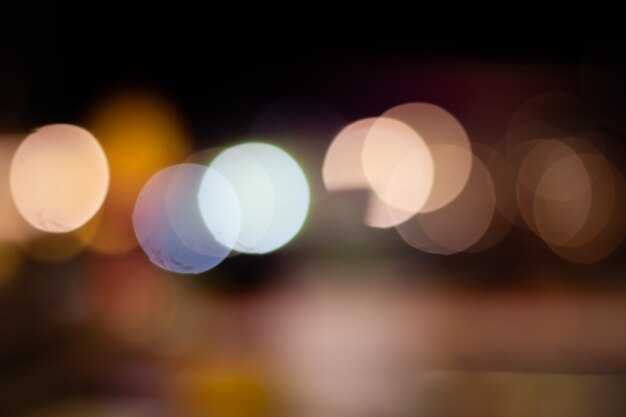 Hermoso bokeh en la calle de la noche