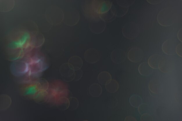 Un hermoso bokeh de colores sobre un fondo oscuro