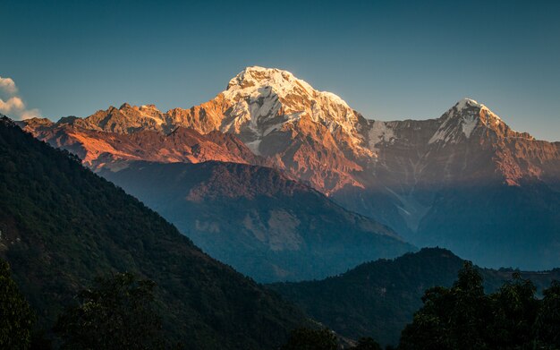 Hermoso y brillante Monte Annapurna Sur, Nepal.