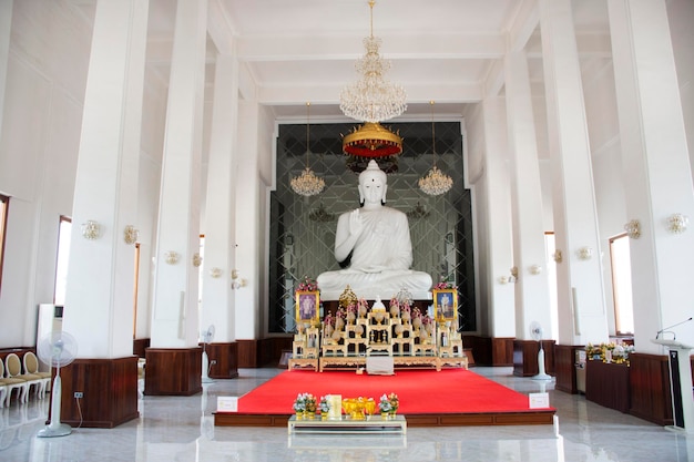 Hermoso buda antiguo blanco en el antiguo ubosot de Wat Ku o el templo Phra Nang Rua Lom para los tailandeses que viajan visita respeto oración bendición santa en la ciudad de Pak Kret el 7 de mayo de 2023 en Nonthaburi Tailandia