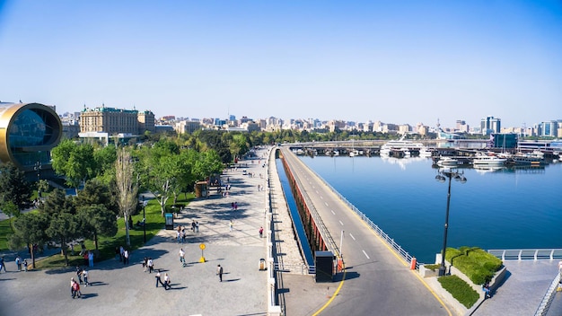 Foto el hermoso bulevar de bakú durante la primavera de 2024