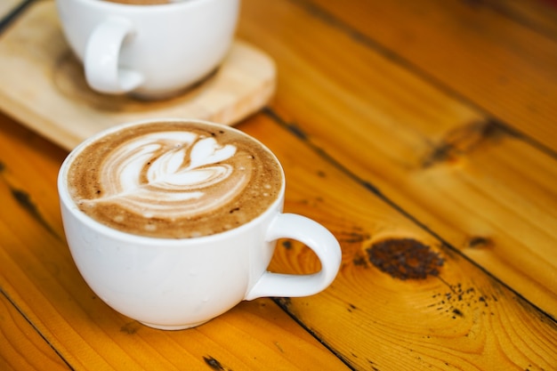 Hermoso café de arte Latte con imagen de árbol de leche de espuma
