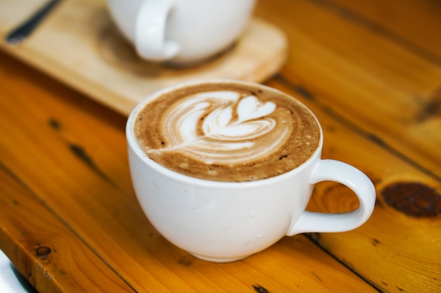 Hermoso café de arte Latte con imagen de árbol de leche de espuma