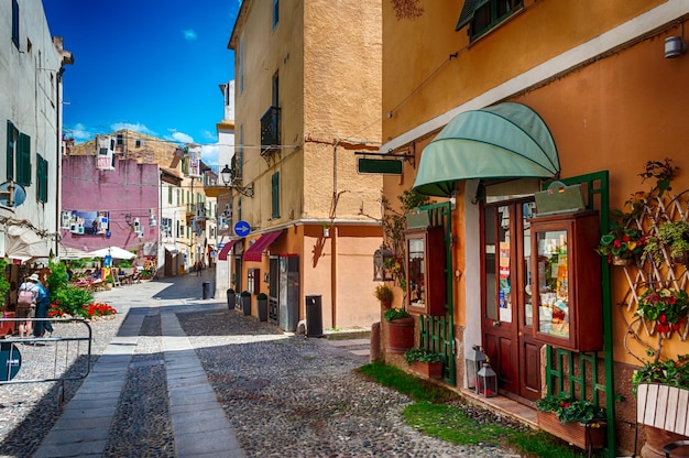 El hermoso callejón de la ciudad vieja de Alghero