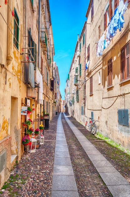 El hermoso callejón de la ciudad vieja de Alghero