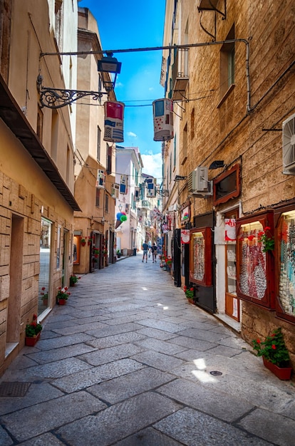 El hermoso callejón de la ciudad vieja de Alghero