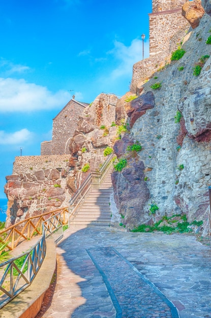 El hermoso callejón de la ciudad vieja de castelsardo en hdr