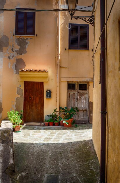 El hermoso callejón de la ciudad vieja de castelsardo