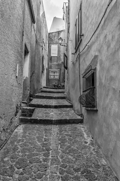 El hermoso callejón de la ciudad vieja de castelsardo