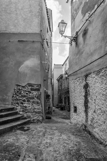 El hermoso callejón de la ciudad vieja de castelsardo