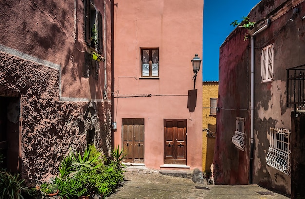 El hermoso callejón de la ciudad vieja de castelsardo