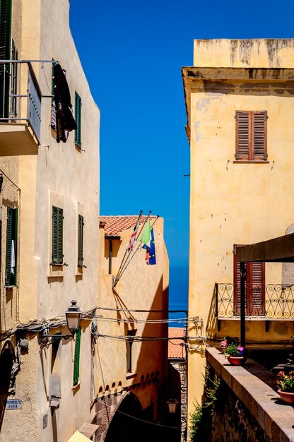 El hermoso callejón de la ciudad vieja de castelsardo