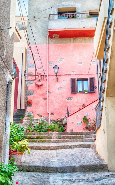 El hermoso callejón de la ciudad vieja de castelsardo