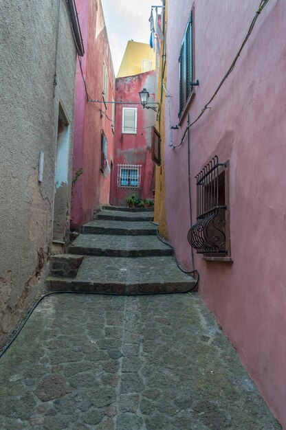 El hermoso callejón de la ciudad vieja de castelsardo