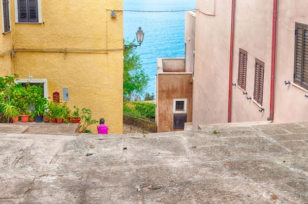 El hermoso callejón de la ciudad vieja de castelsardo