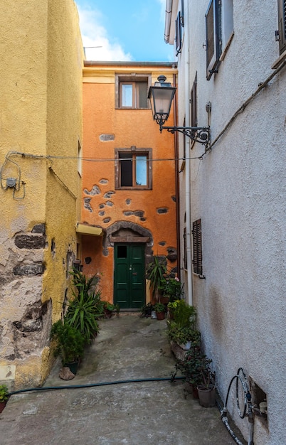 El hermoso callejón de la ciudad vieja de castelsardo