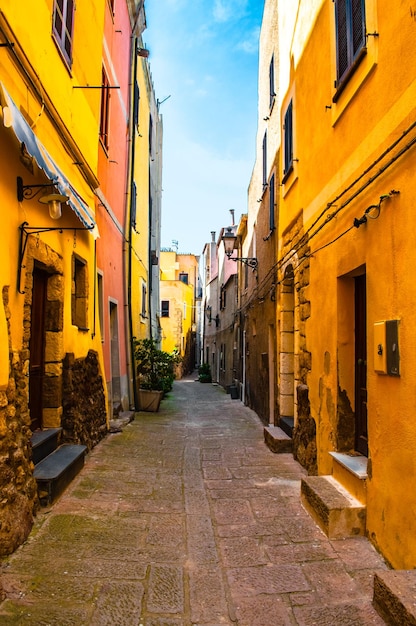 El hermoso callejón de la ciudad vieja de castelsardo