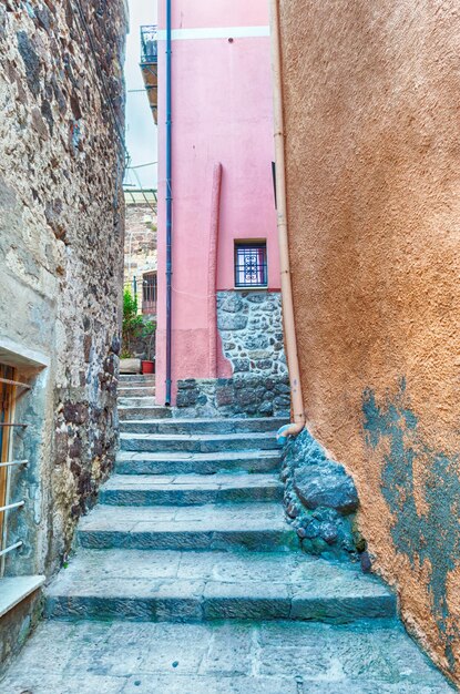 Foto el hermoso callejón de la ciudad vieja de castelsardo