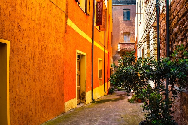 El hermoso callejón de la ciudad vieja de castelsardo