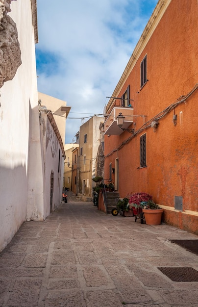 El hermoso callejón de la ciudad vieja de castelsardo