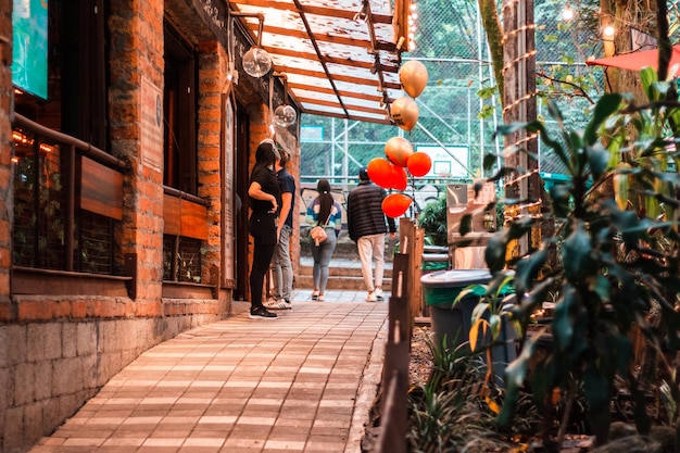 hermoso callejón en el poblado medellin colombia