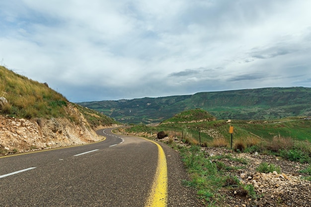 hermoso camino en los Altos del Golán en el norte de Israel