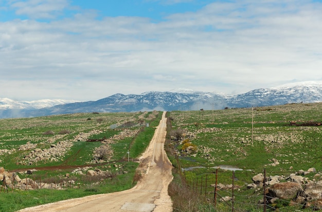 hermoso camino en los Altos del Golán en el norte de Israel