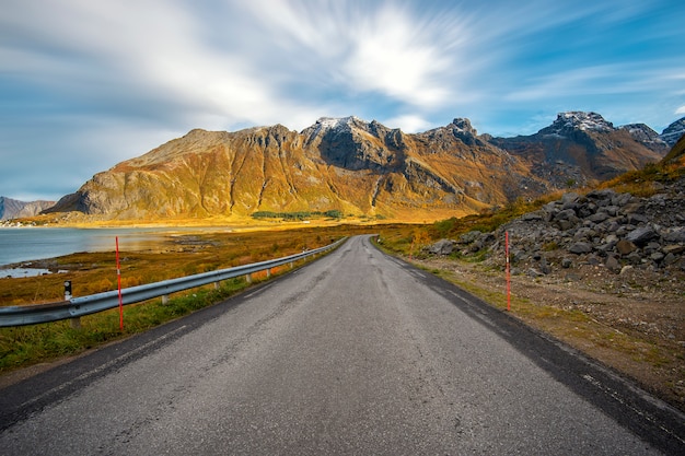 Hermoso camino en la isla de Lofoten con montaña