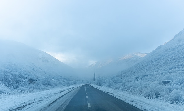 Hermoso camino de montaña nevado de invierno