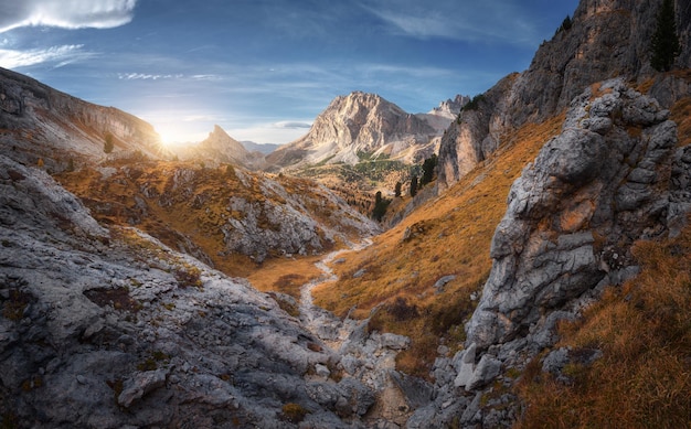 Hermoso camino de montaña rocas y piedras naranjos al atardecer