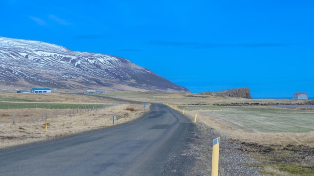 Hermoso camino a una montaña