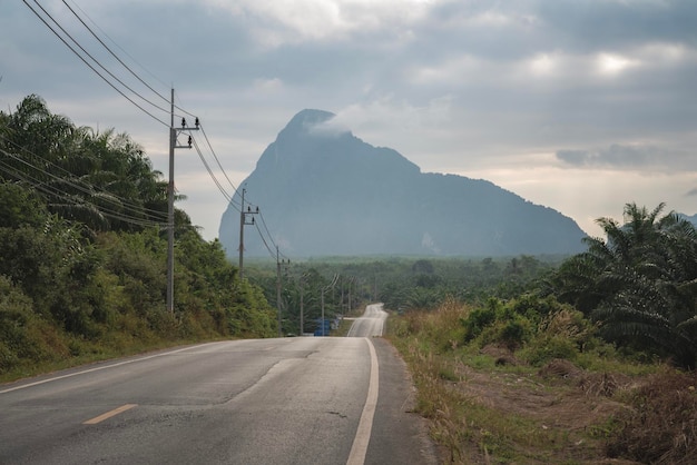 Hermoso camino a las montañas al amanecer La ruta a la plataforma de observación de Samet Nangshe en Tailandia