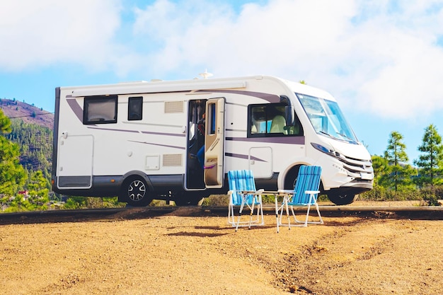 Hermoso camping de autocaravanas de turismo en la naturaleza Viajes y vehículos de alquiler de vehículos recreativos vacaciones Vanlife y concepto de pasión por los viajes con autocaravana moderna estacionada en la naturaleza con fondo de cielo azul