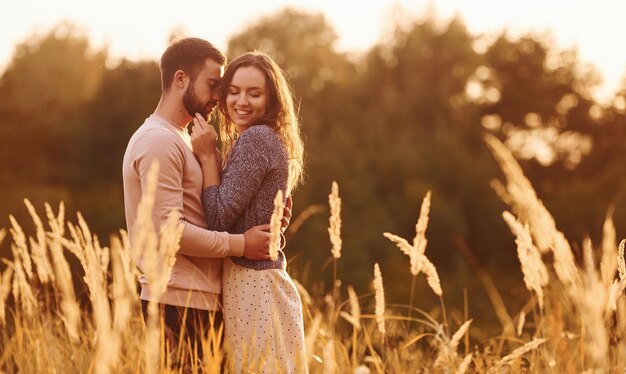 Hermoso campo agrícola Una alegre y encantadora pareja joven descansando juntos al aire libre