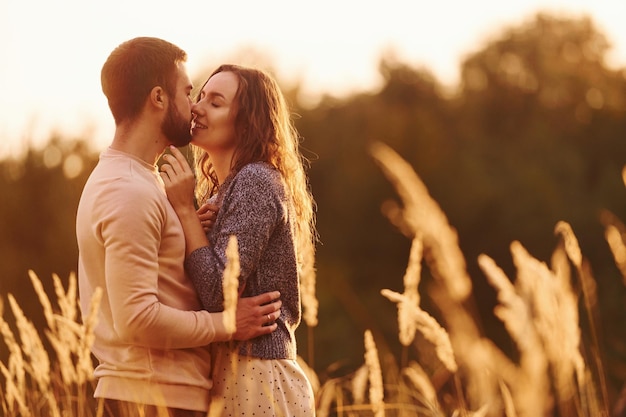 Hermoso campo agrícola Una alegre y encantadora pareja joven descansando juntos al aire libre