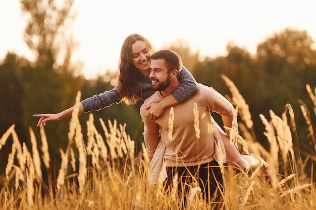 Hermoso campo agrícola Una alegre y encantadora pareja joven descansando juntos al aire libre