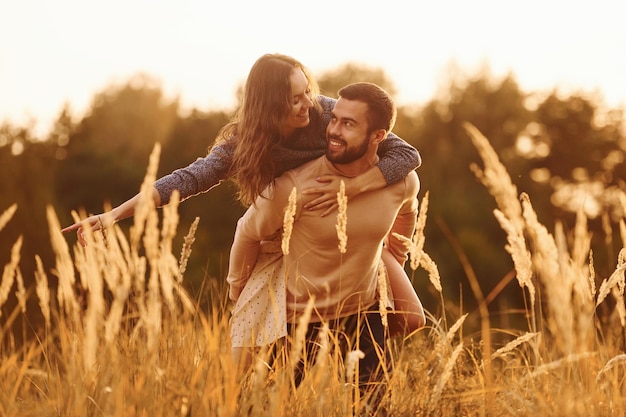 Hermoso campo agrícola Una alegre y encantadora pareja joven descansando juntos al aire libre