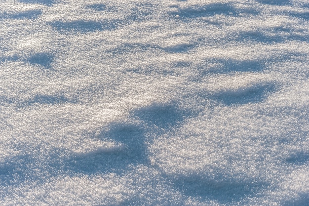 Foto hermoso campo de nieve en la puesta de sol, fondo de invierno