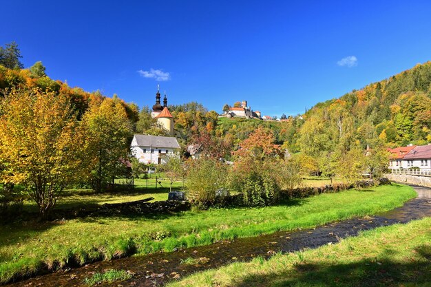 Hermoso castillo antiguo en el paisaje otoñal Naturaleza colorida Svojanov República Checa