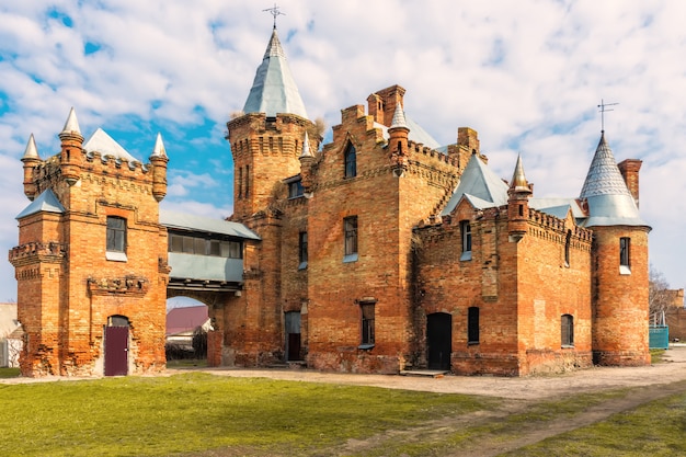 Foto hermoso castillo antiguo en ruinas, cielo nublado