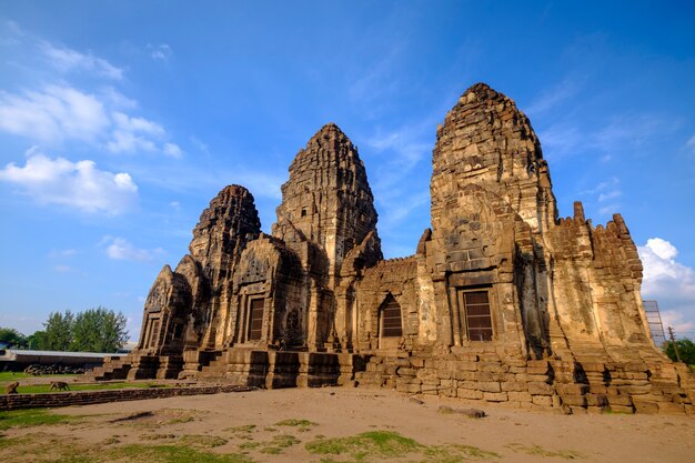 Hermoso castillo antiguo en Tailandia.