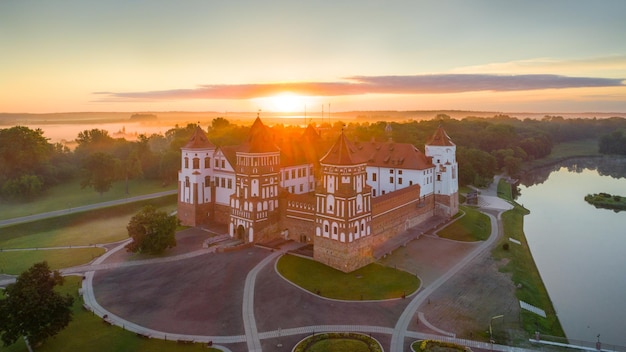 Foto hermoso castillo bielorruso a vista de pájaro