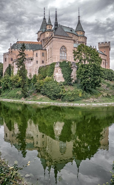 Hermoso castillo de Bojnice en Eslovaquia