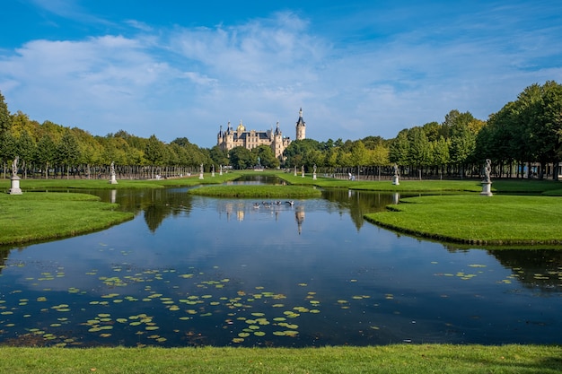 Hermoso castillo de cuento de hadas en Schwerin en un día de verano