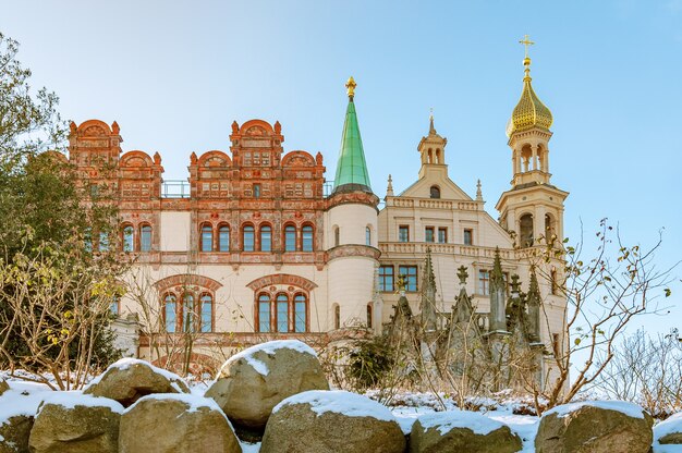 Hermoso castillo de cuento de hadas de Schwerin en época de invierno