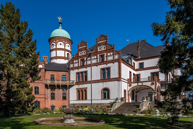 Hermoso castillo de cuento de hadas de Wiligrad en un día de verano