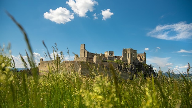 Hermoso castillo en la Europa. Ruinas Beckov en Eslovaquia.